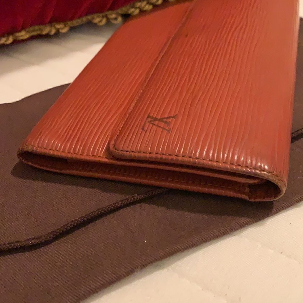 Authentic Louis Vuitton long epi wallet unisex - Picture 5 of 16